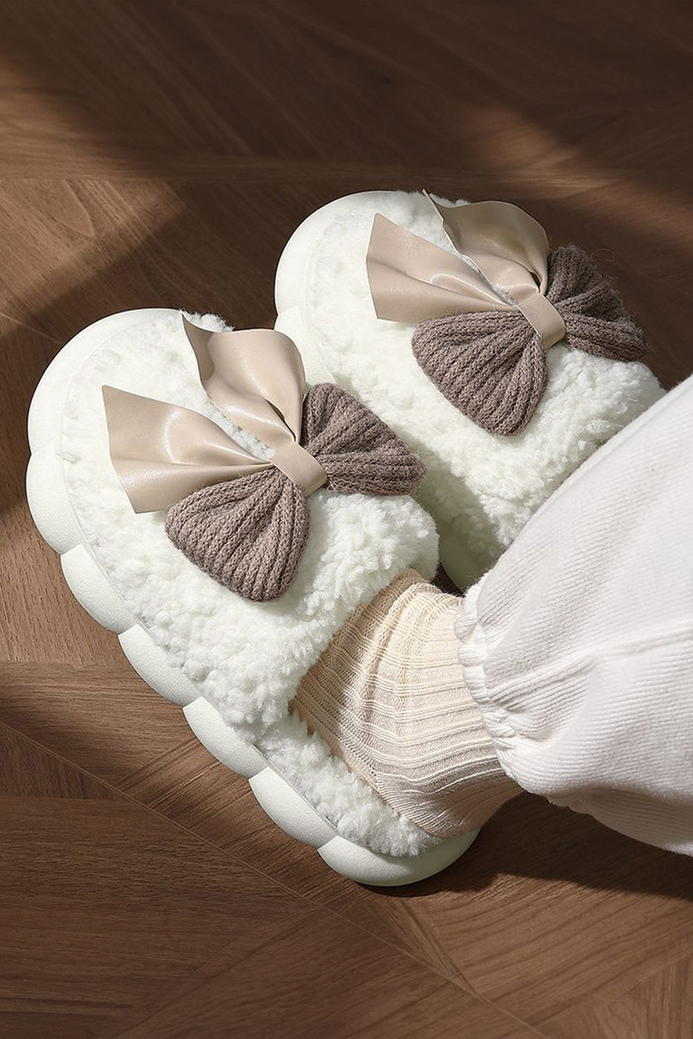 White Contrast Bowknot Applique Plush Winter Slippers (Colors May Differ by Batch)