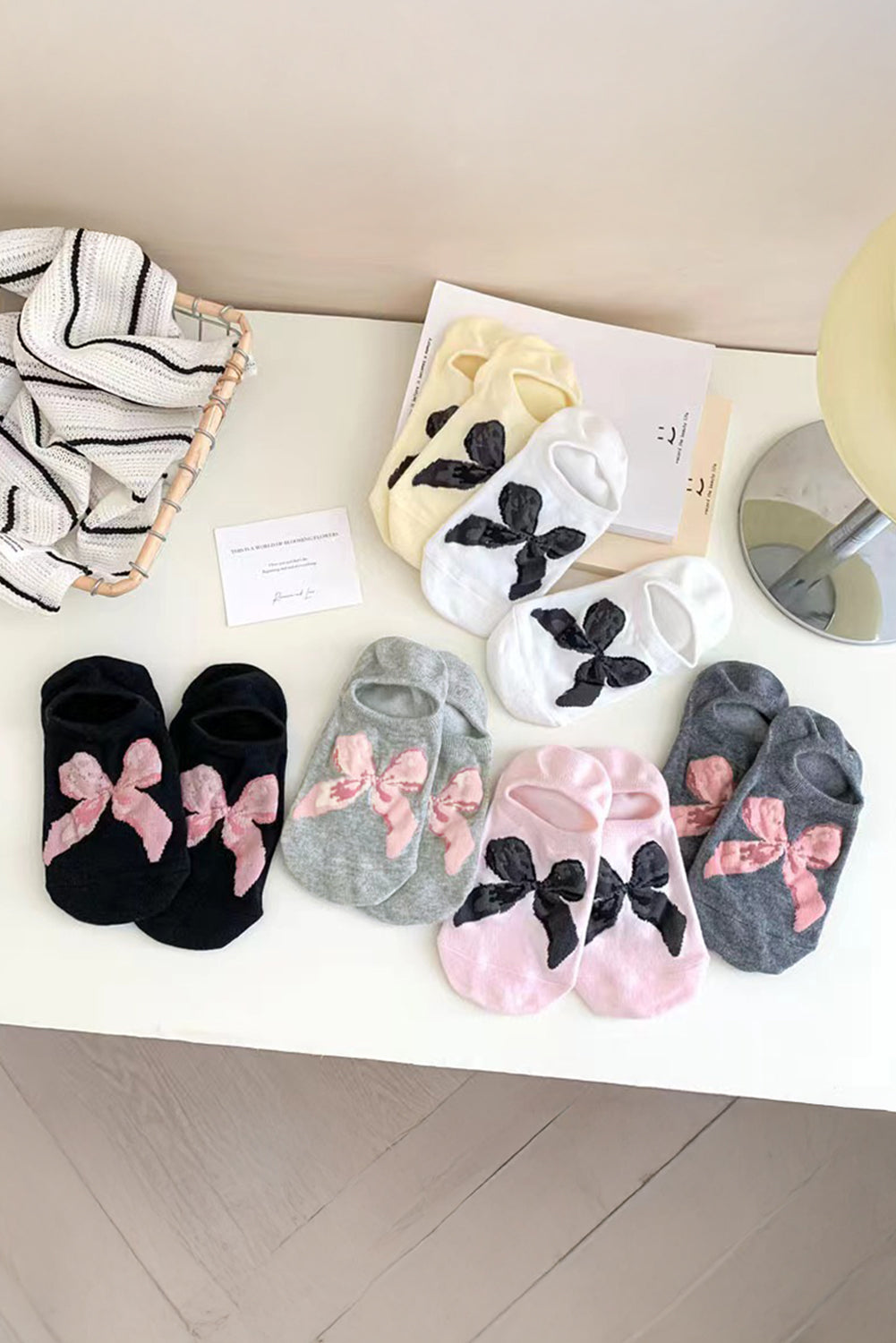 Gray Bow Print Boat Socks