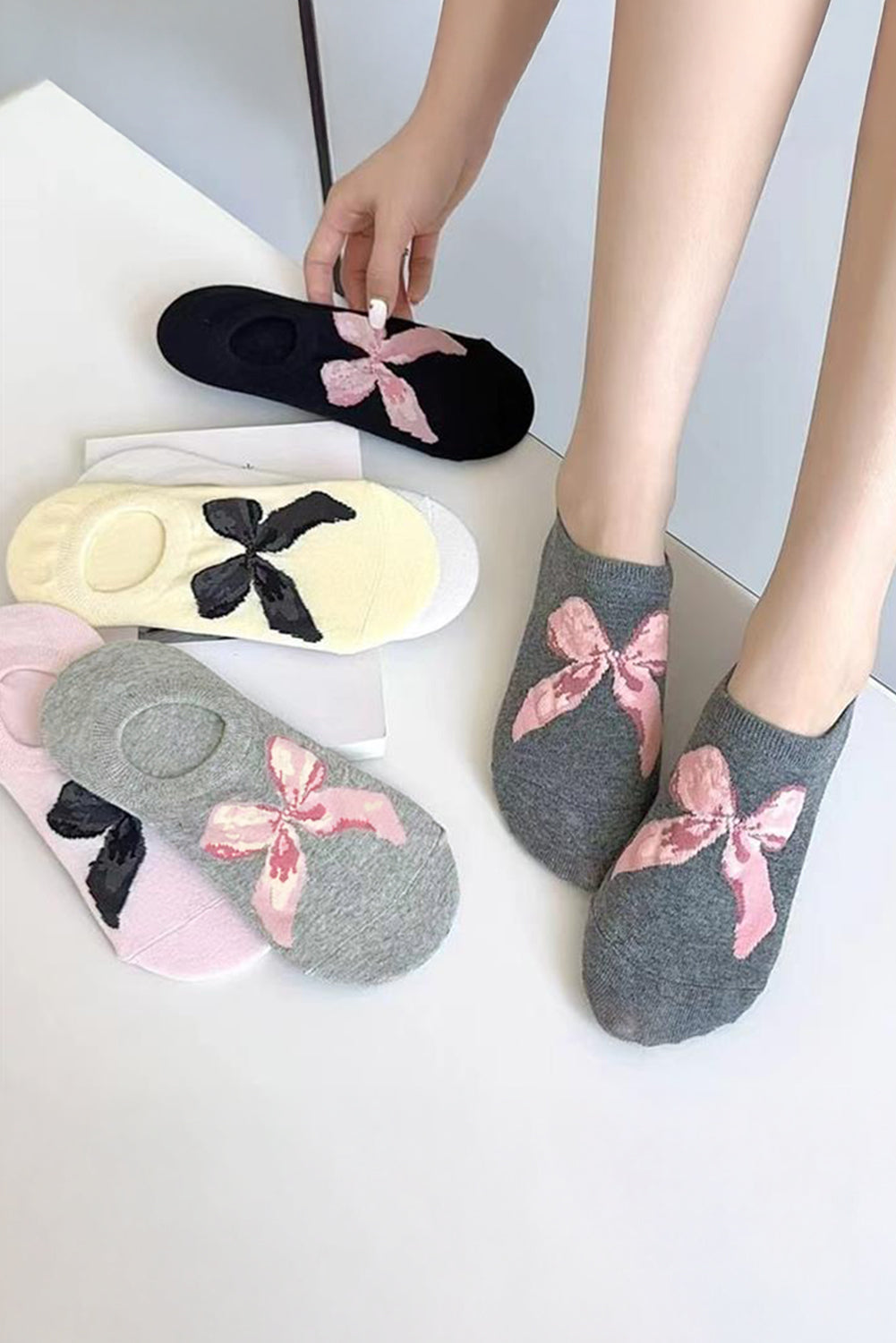 Gray Bow Print Boat Socks